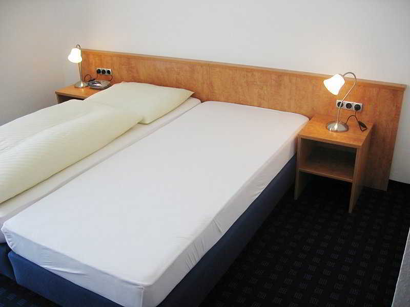 Hotel Crystal Filderstadt Exterior photo